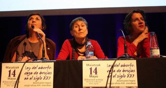 Silvia Federici (al centro) en un panel sobre el aborto